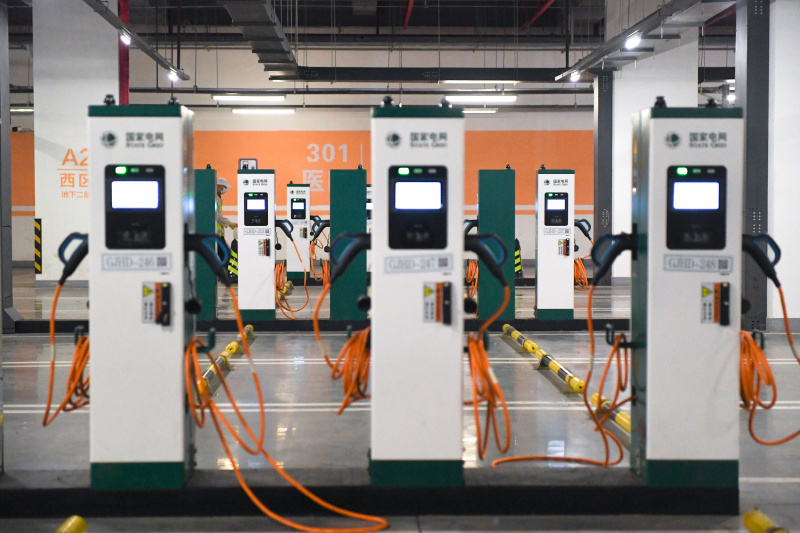 Des bornes de recharge dans une nouvelle station de recharge pour les véhicules électriques dans le stationnement souterrain du centre de sports de Wukesong à Beijing