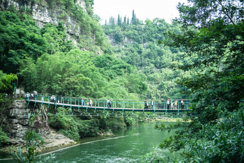Des touristes visitent les chutes Huangguoshu à Anshun