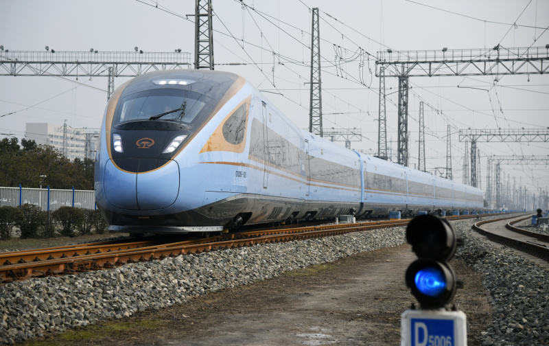 Un train à grande vitesse Fuxing CR300BF flambant neuf arrive dans un dépôt de la société China Railway Xi'an Group Co