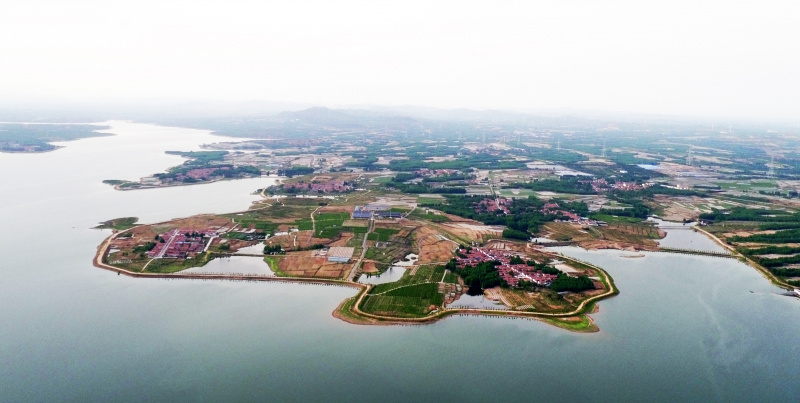 Vue aérienne du réservoir de Qingfengling dans le district de Juxian à Rizhao