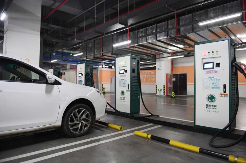 Des bornes de recharge dans une nouvelle station de recharge pour les véhicules électriques dans le stationnement souterrain du centre de sports de Wukesong à Beijing