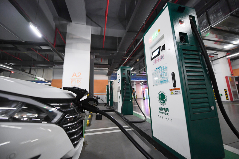 Des bornes de recharge dans une nouvelle station de recharge pour les véhicules électriques dans le stationnement souterrain du centre de sports de Wukesong à Beijing