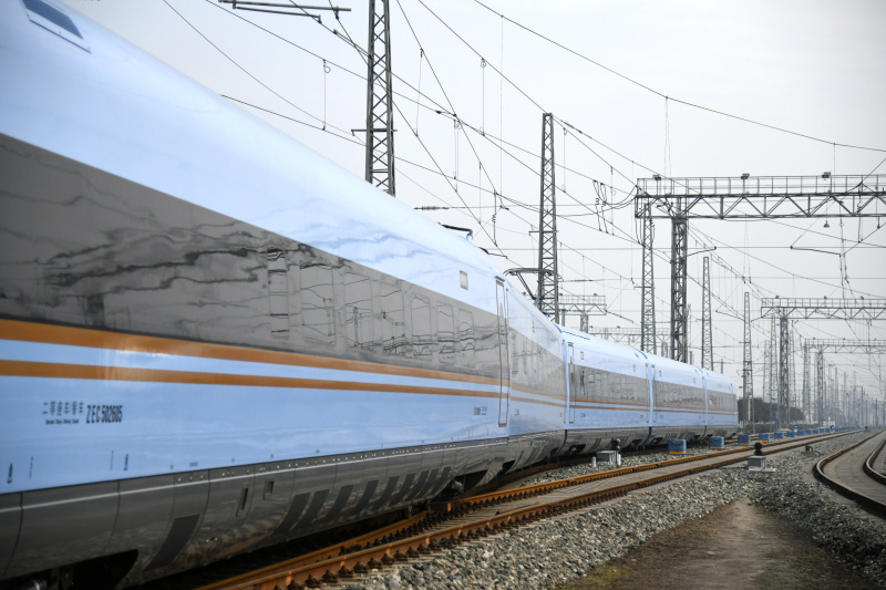 Un train à grande vitesse Fuxing CR300BF flambant neuf arrive dans un dépôt de la société China Railway Xi'an Group Co