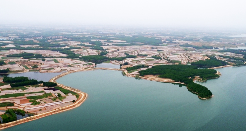 Vue aérienne du réservoir de Qingfengling dans le district de Juxian à Rizhao