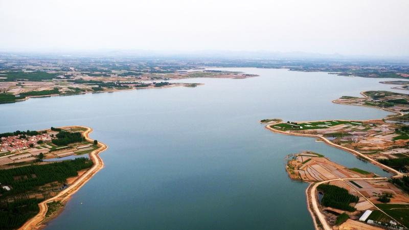Vue aérienne du réservoir de Qingfengling dans le district de Juxian à Rizhao