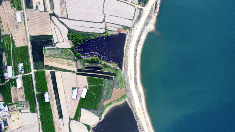 Vue aérienne du réservoir de Qingfengling dans le district de Juxian à Rizhao