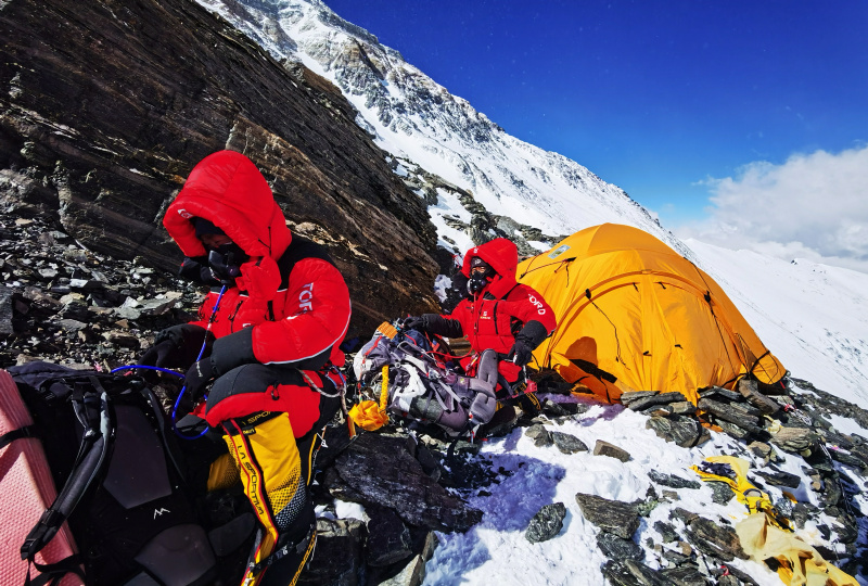Des géomètres chinois se dirigent vers le camp d'assaut à partir du camp numéro 2 du mont Qomolangma