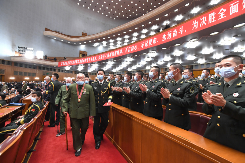 Des vétérans des Volontaires du peuple chinois (VPC) entrent dans la salle de la réunion marquant le 70e anniversaire de l'entrée des VPC en République populaire démocratique de Corée (RPDC) pour combattre dans la Guerre de résistance à l'agression américaine et d'aide à la RPDC