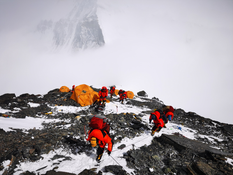 Des géomètres chinois se dirigent vers le camp d'assaut à partir du camp numéro 2 du mont Qomolangma