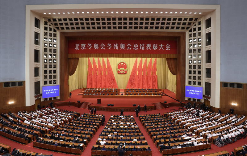 Un rassemblement pour honorer les personnes qui ont apporté des contributions extraordinaires aux Jeux olympiques d'hiver de Beijing 2022 et aux Jeux paralympiques d'hiver de Beijing 2022 se tient au Grand Palais du Peuple