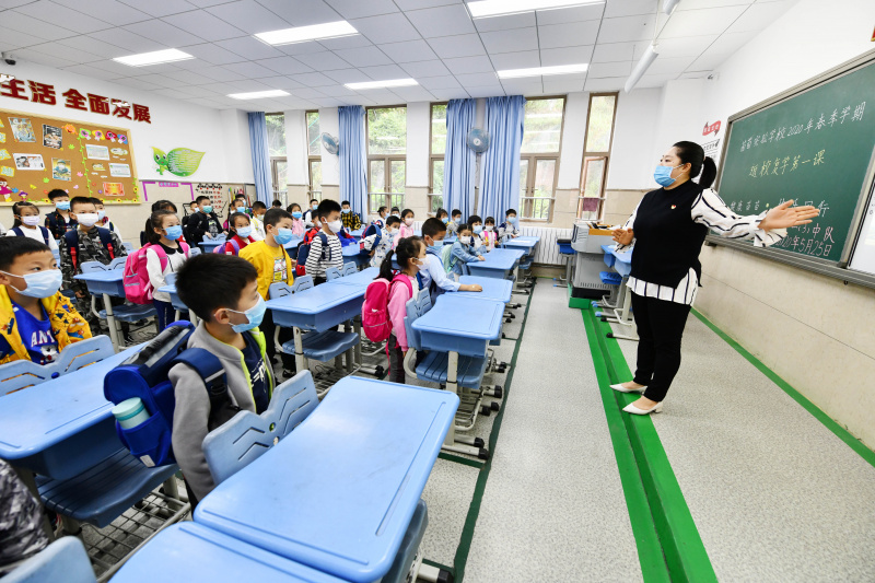 Des élèves assistent à un cours dans une école primaire de Guiyang