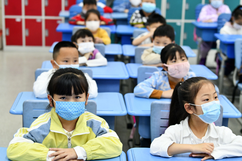Des élèves assistent à un cours dans une école primaire de Guiyang