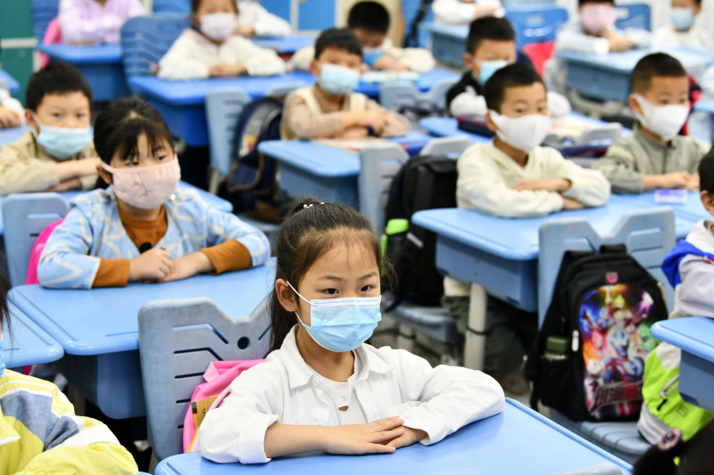 Des élèves assistent à un cours dans une école primaire de Guiyang