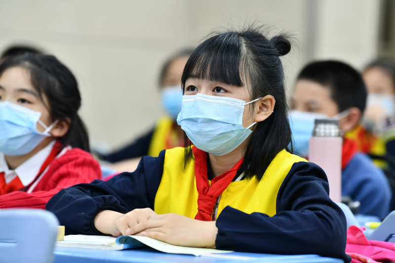 Des élèves assistent à un cours dans une école primaire de Guiyang
