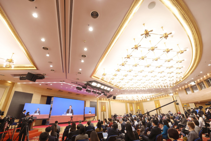 Des journalistes assistent à une conférence de presse donnée par le Premier ministre chinois