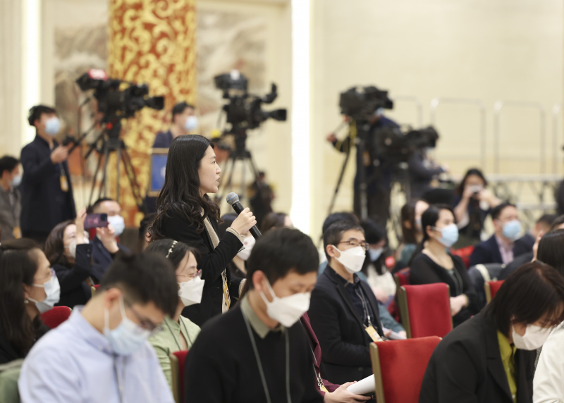 Des journalistes assistent à une conférence de presse à laquelle participent des dirigeants des comités centraux des partis politiques non communistes et de la Fédération nationale de l'industrie et du commerce de Chine lors de la première session du 14e Comité national de la Conférence consultative politique du peuple chinois (CCPPC) au Grand Palais du Peuple à Beijing