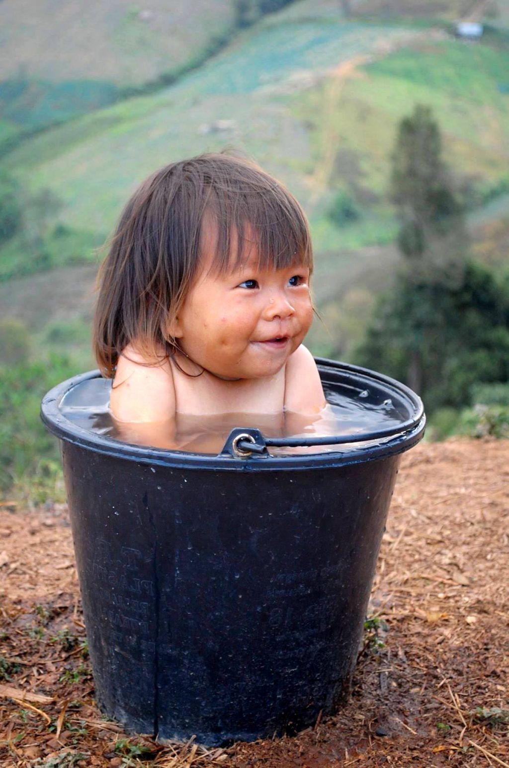 Petite Chinoise trop mignonne prend son bain dans un seau