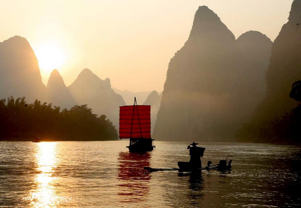 Lever de soleil sur la rivière Lijiang à Guilin