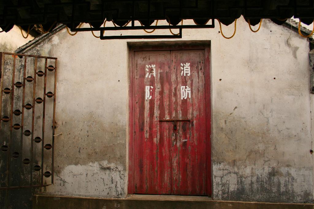 Porte rouge en bois