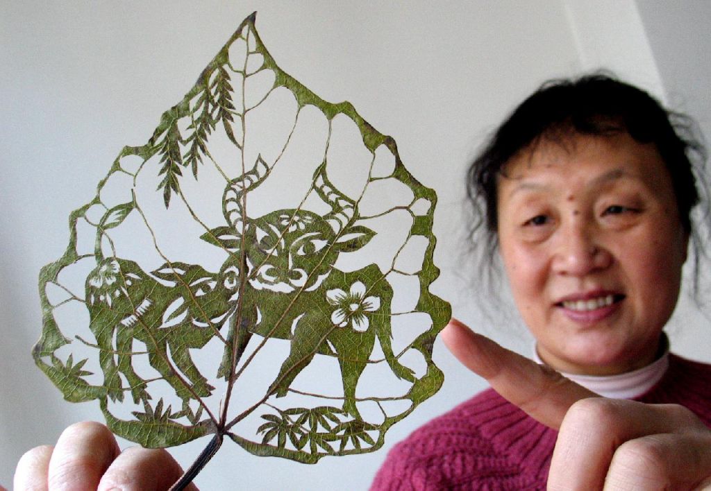 Sculpture sur feuille d'arbre