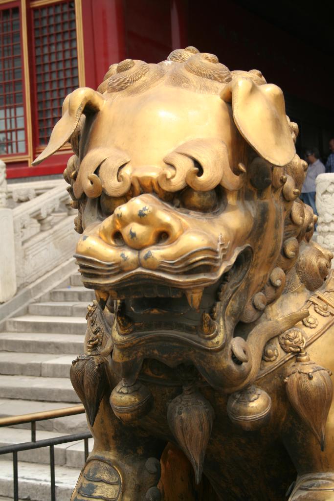 Statue d'un lion chinois en bronze