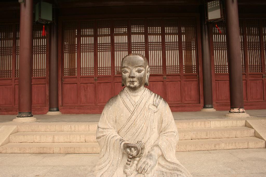 Statue en pierre d'un moine bouddhiste