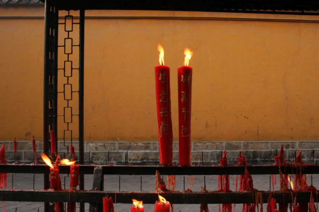 Bougies dans un temple bouddhiste