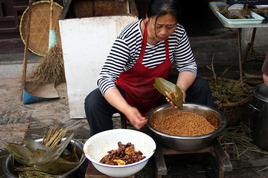 Chinoise préparant des zongzi