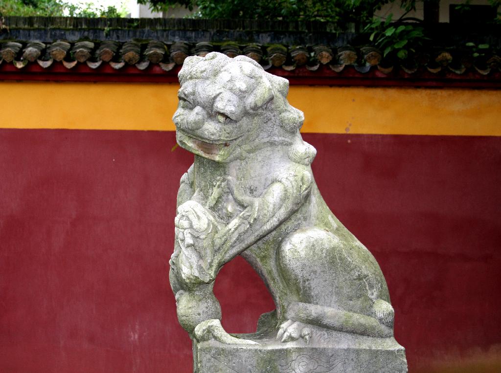 Statue d'un lion en pierre