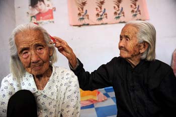 les deux plus vieilles jumelles du monde sont chinoises : 104 ans.