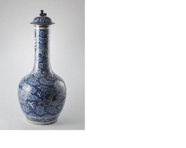 vase bouteille en porcelaine bleu de Huê