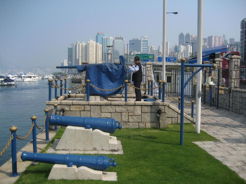 les canons sur la baie de Hong Kong