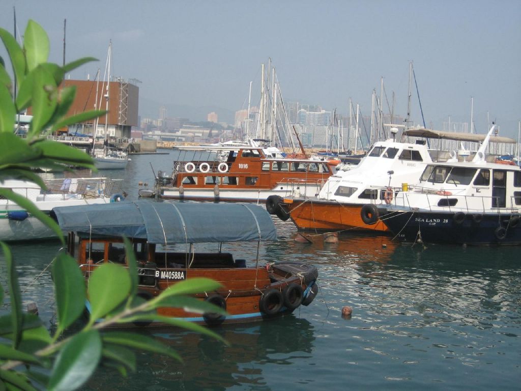 les yachts sur la baie de Hog Kong