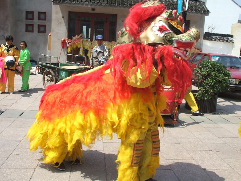 Folklore dans les rues de Zhouzhuang
