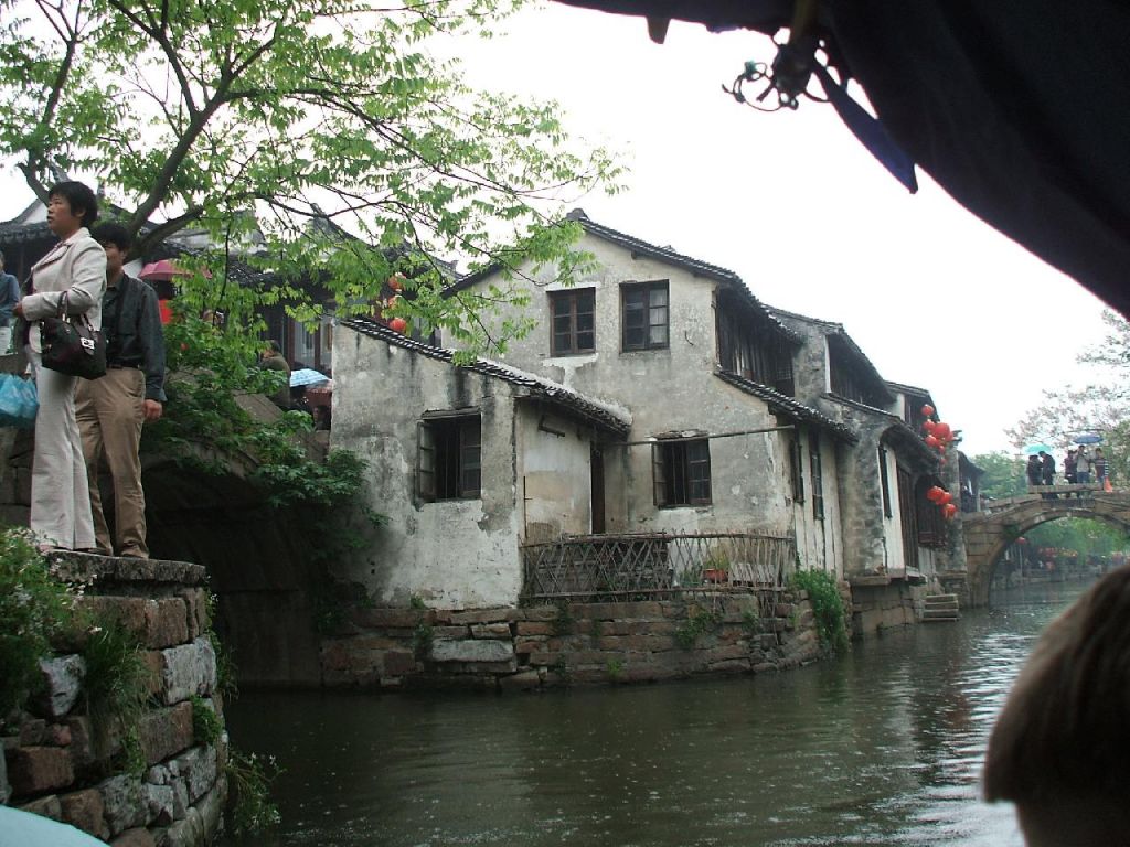 Les canaux de Zhouzhuang sous la pluie