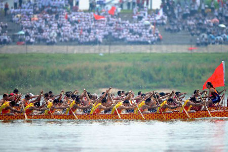 Course de bateaux-dragons sur la rivière Miluo