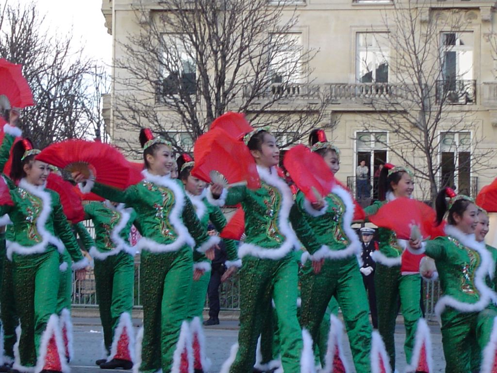 Danse des éventails sur le Champs Elysées en 2004