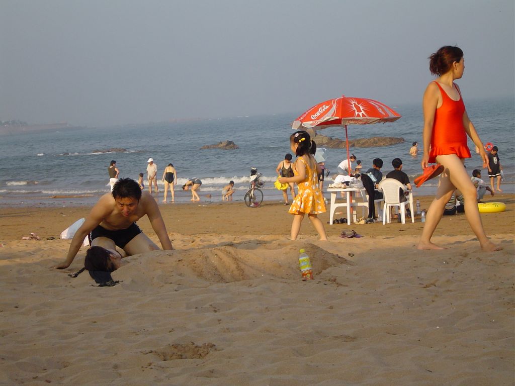 On s'enfouit sous le sable