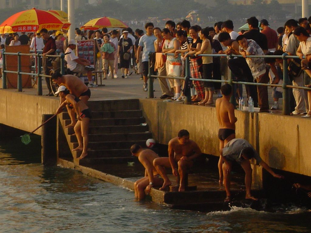 Qingdao,pêche le long de la jetée