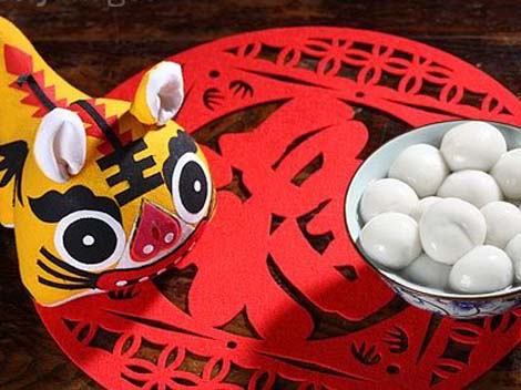 Tigre en tissu et boulettes de riz