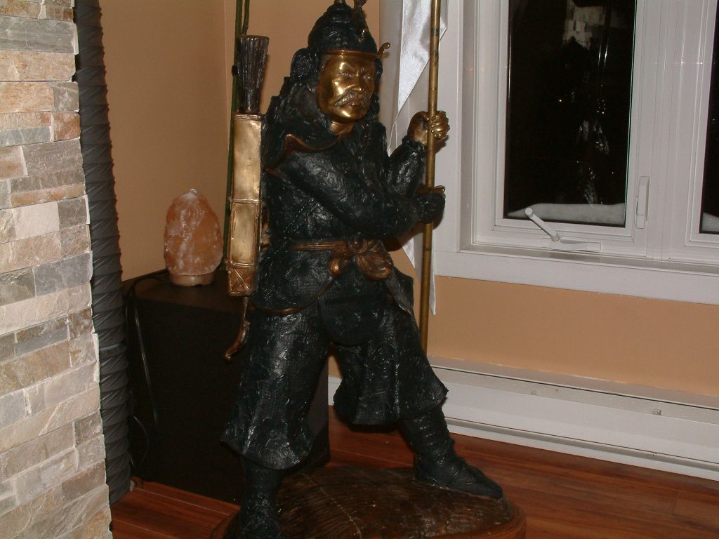 recherche l'origine d'une statue qui vient  du japon