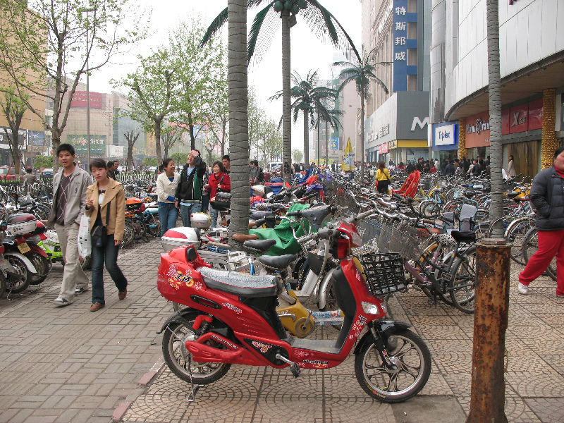 Des bicyclettes, des vélos électrique à perte de vue