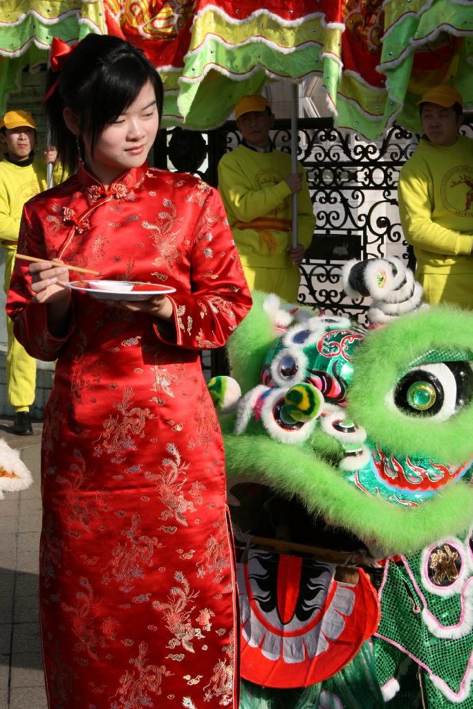 Chun jie, Paris 2006, jeune Chinoise au pinceau