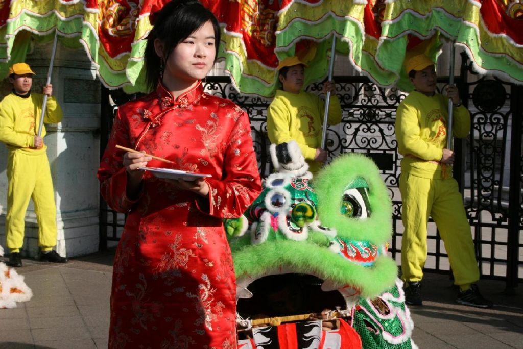 Chun jie, Paris 2006, jeune Chinoise au pinceau
