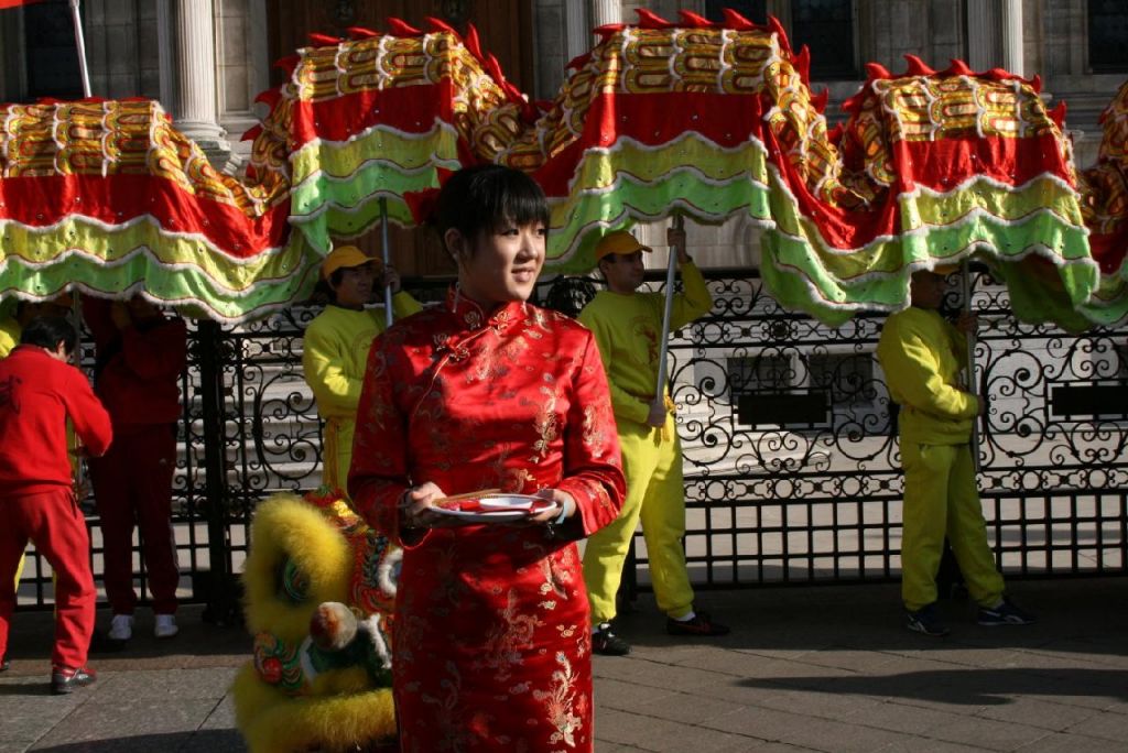 Chun jie, Paris 2006, jeune Chinoise au pinceau