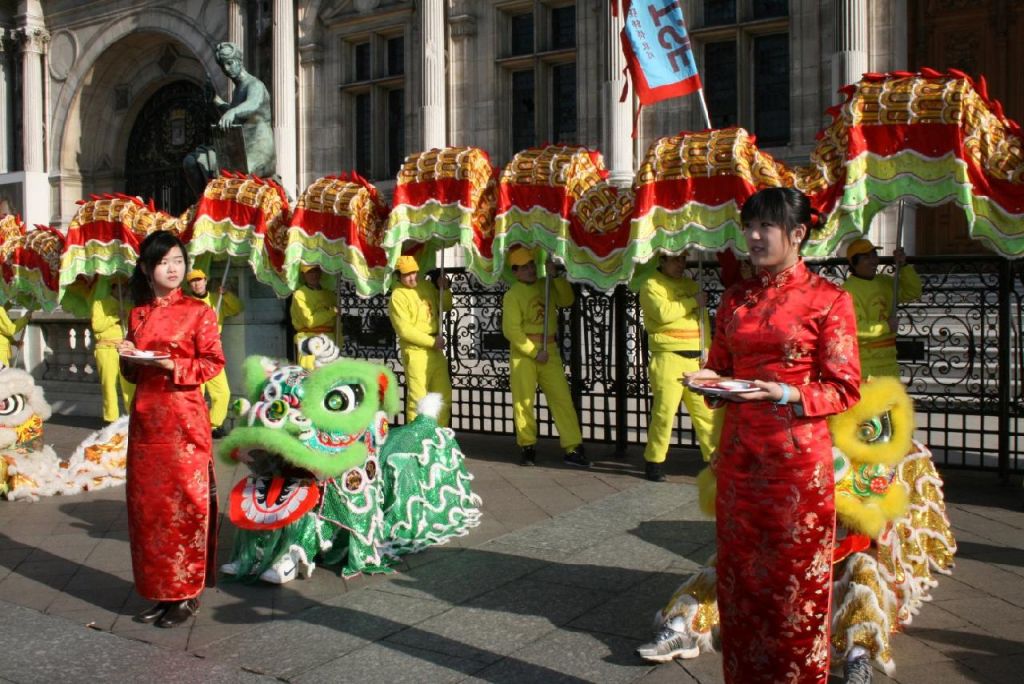 Chun jie, Paris 2006, jeunes Chinoises au pinceau