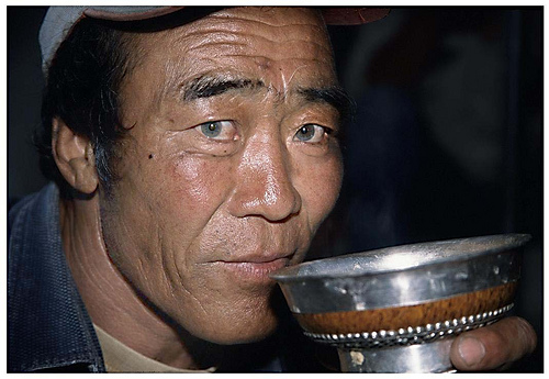homme chinois aux yeux bleus