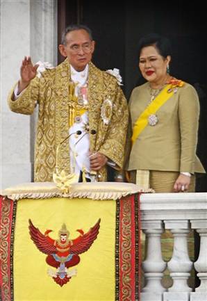 Rama IX, roi de Thaïlande et son épouse, la reine Sirikit Kitiyakara