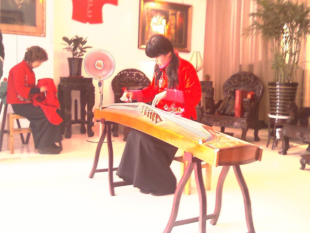 vendeuse jouant instrument chinois