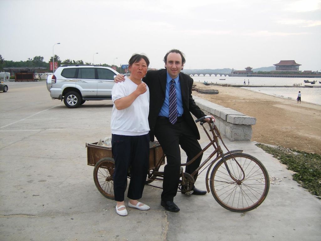 sur un tricycle avec une mamie